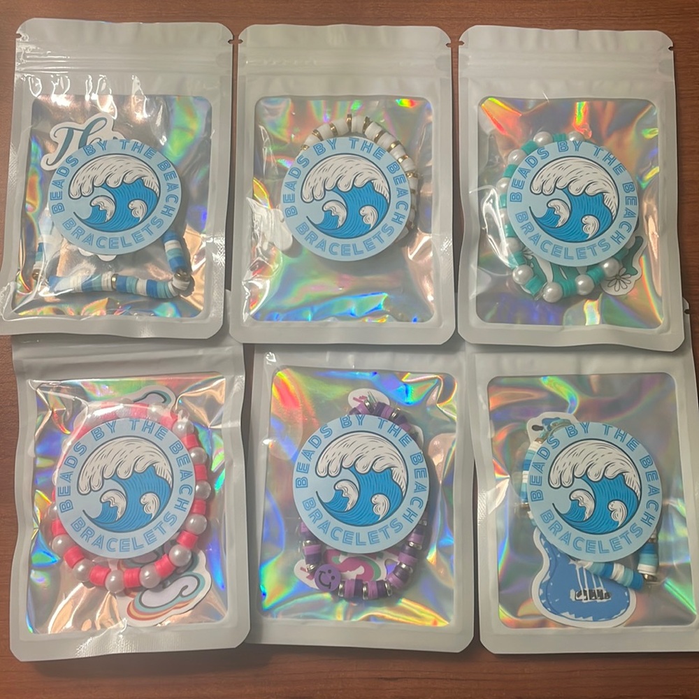 6 bracelet with stickers size S. Perfect for girls party favors! Cute ✨ costume